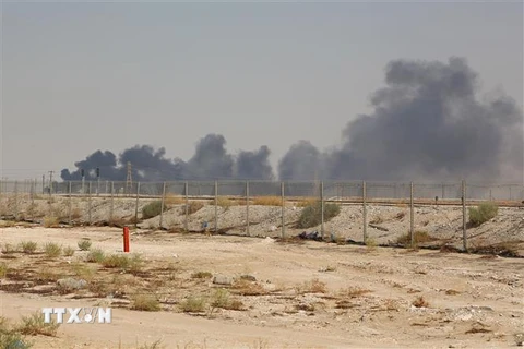 Khói bốc lên trong vụ hỏa hoạn tại nhà máy lọc dầu của Tập đoàn dầu khí Aramco ở Abqaiq, Saudi Arabia. (Ảnh: AFP/TTXVN)