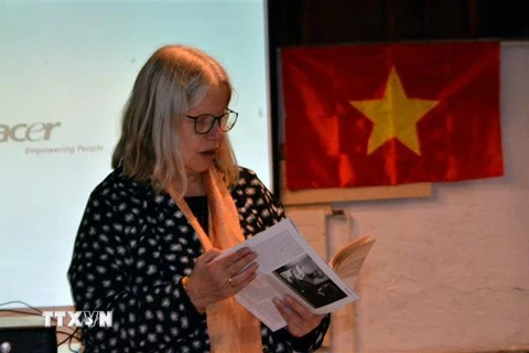 Chủ tịch Hội hữu nghị Thụy Sĩ-Việt Nam Anjuska Weil phát biểu tại Lễ tưởng niệm 50 năm ngày mất của Chủ tịch Hồ Chí Minh. (Ảnh: Tố Uyên/TTXVN)
