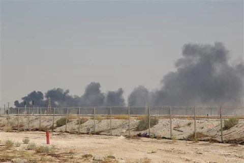 Khói bốc lên từ nhà máy lọc dầu của Aramco ở Abqaiq, Saudi Arabia, sau vụ tấn công ngày 14/9/2019. (Nguồn: AFP/TTXVN)