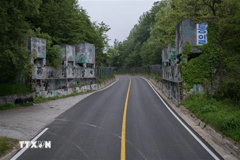 Một tuyến đường ở huyện Cheorwon, tỉnh Gangwon, Hàn Quốc, gần Khu phi quân sự liên Triều (DMZ). (Ảnh: AFP/TTXVN)