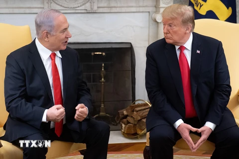 Tổng thống Mỹ Donald Trump (phải) và Thủ tướng Israel Benjamin Netanyahu trong cuộc gặp tại Nhà Trắng, Washington, DC, ngày 25/3. (Ảnh: AFP/TTXVN)