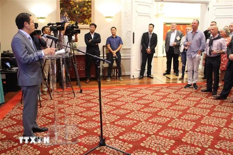 Phó Đại sứ Phạm Hùng Tâm phát biểu trước các hội viên của Viện NFI. (Ảnh: Phạm Ngọc Ánh/TTXVN)