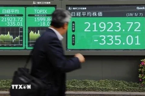 Bảng tỷ giá chứng khoán tại Tokyo, Nhật Bản. (Ảnh: Kyodo/TTXVN)