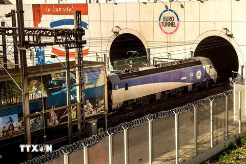 Tàu hỏa đi qua đường hầm xuyên eo biển Manche tại khu vực Coquelles, Pháp. (Ảnh: AFP/TTXVN)