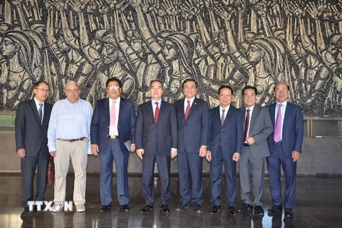Trưởng Ban Kinh tế Trung ương Nguyễn Văn Bình và các thành viên trong Đoàn thăm trụ sở Đảng cộng sản Hy Lạp. (Ảnh: Toàn Trí/TTXVN)