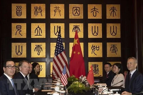 Bộ trưởng Tài chính Mỹ Steven Mnuchin (trái), Đại diện Thương mại Mỹ Robert Lighthizer (thứ 2, trái) trong vòng đàm phán thương mại mới với Phó Thủ tướng Trung Quốc Lưu Hạc (phải) tại Thượng Hải ngày 31/7/2019. (Ảnh: AFP/TTXVN)