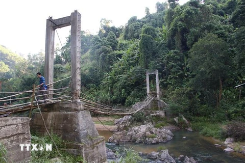 Cầu treo vào khu dân cư Nước Mù ở xã Sơn Bua (Sơn Tây, Quảng Ngãi). (Ảnh: Đinh Hương/TTXVN)