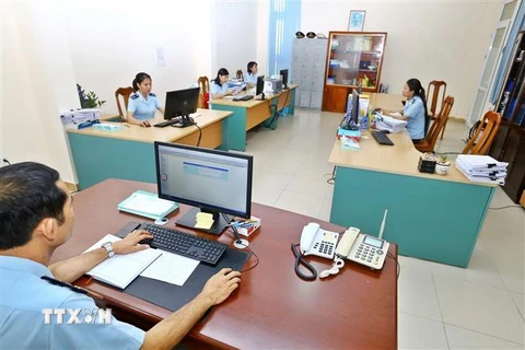 Cán bộ Cục Hải quan Quảng Bình xử lý thông tin qua phần mềm hệ thống VNACCS/VCIS. (Ảnh: Minh Quyết/TTXVN)