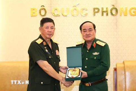 Thượng tướng Trần Đơn, Thứ trưởng Bộ Quốc phòng tặng biểu tượng Quân đội nhân dân Việt nam cho Trung tướng Vongkham Phommakon. (Ảnh: TTXVN phát)