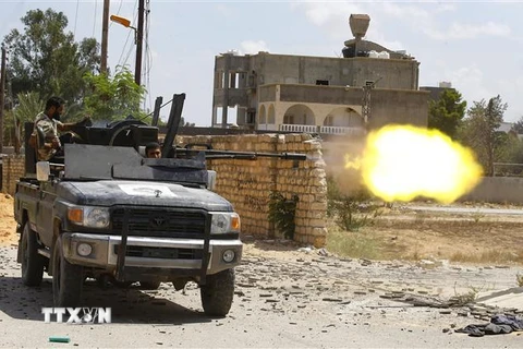 Lực lượng Chính phủ Đoàn kết dân tộc (GNA) của Libya trong cuộc giao tranh với lực lượng tự xưng Quân đội quốc gia Libya (LNA) tại Ain Zara, ngoại ô Tripoli. (Ảnh: AFP/TTXVN)