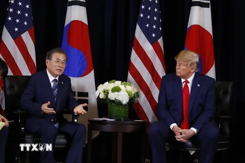 Tổng thống Mỹ Donald Trump (phải) và Tổng thống Hàn Quốc Moon Jae-in trong cuộc gặp tại New York, Mỹ, ngày 23/9. (Ảnh: Yonhap/TTXVN)
