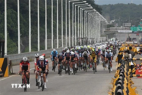 Các vận động viên tham gia đua xe đạp trên Con đường hòa bình tại DMZ ở Paju, phía bắc thủ đô Seoul, Hàn Quốc. (Ảnh: Yonhap/TTXVN)