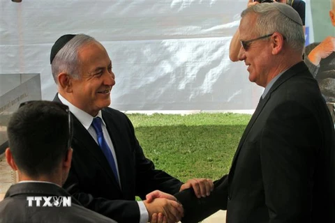 Thủ tướng Israel Benjamin Netanyahu (trái) và lãnh đạo đảng liên minh Xanh-Trắng Benny Gantz trong cuộc gặp tại Jerusalem. (Ảnh: AFP/TTXVN)