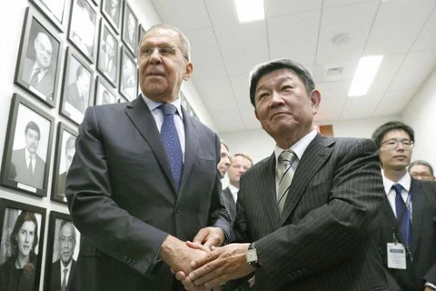 Tân Ngoại trưởng Nhật Bản Toshimitsu Motegi (phải) và người đồng cấp Nga Sergey Lavrov. (Nguồn: Kyodo)