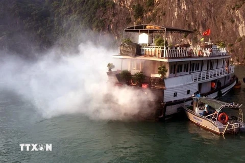 Tàu Yến Ngọc QN-6183 bốc cháy trong khi neo đậu tại khu vực bến Hang Sửng Sốt trên vịnh Hạ Long. (Ảnh: Văn Đức/TTXVN)