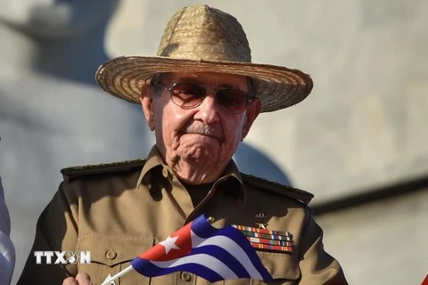 Bí thư thứ nhất Đảng Cộng sản Cuba Raul Castro tham dự lễ tuần hành nhân kỷ niệm Ngày Quốc tế Lao động ở thủ đô La Habana ngày 1/5. (Ảnh: AFP/TTXVN) 