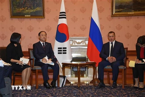 Bộ trưởng Tài chính Hàn Quốc Hong Nam-ki (giữa, trái) và Phó Thủ tướng Nga Yury Trutnev (giữa, phải) tại cuộc gặp ở Moskva, Nga ngày 24/9. (Ảnh: Yonhap/TTXVN)