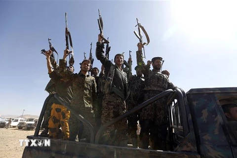 Các tay súng mới gia nhập lực lượng Houthi tại thủ đô Sanaa, Yemen. (Ảnh: AFP/TTXVN)
