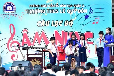 Buổi biểu diễn của Câu lạc bộ âm nhạc của Trường Trung học Cơ sở Lê Quý Đôn (Quận 3). (Ảnh: TTXVN phát)
