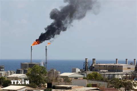 Một cơ sở khai thác dầu ở Zawiya, Libya. (Ảnh: AFP/TTXVN)