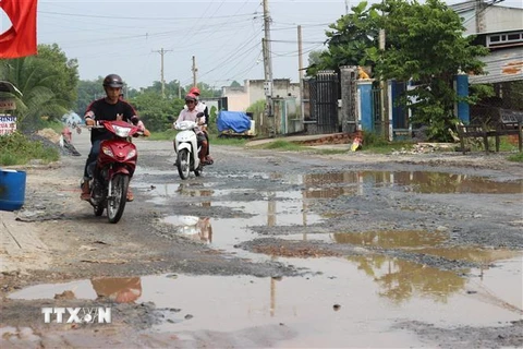 Tuyến đường liên huyện hư hỏng nặng, nguy cơ gây mất an toàn giao thông. (Ảnh: Thanh Tân/TTXVN)