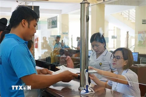 Bệnh nhân được hướng dẫn thủ tục thanh toán bảo hiểm y tế tại Bệnh viện Đa khoa tỉnh Sơn La. (Ảnh: Diệp Anh/TTXVN)