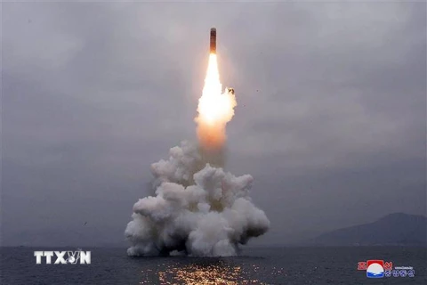 Vụ thử tên lửa đạn đạo kiểu mới Pukguksong-3 từ tàu ngầm của Triều Tiên ở ngoài khơi Vịnh Wonsan ngày 2/10. (Ảnh: AFP/TTXVN)