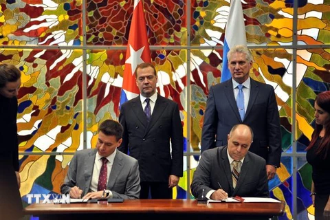 Chủ tịch Cuba Miguel Díaz-Canel và Thủ tướng Nga Dmitry Medvedev chứng kiến Lễ ký tám văn bản thỏa thuận hợp tác. (Ảnh: Lê Hà/TTXVN)