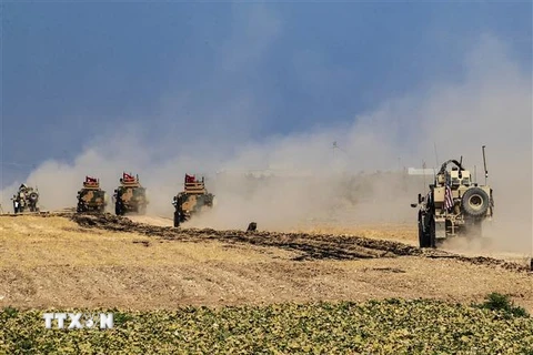 Xe quân sự Mỹ và Thổ Nhĩ Kỳ tuần tra tại làng al-Hashisha, ngoại ô thị trấn Tal Abyad, Syria. (Ảnh: AFP/TTXVN)