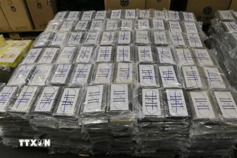 Cảnh sát trưng bày số cocain thu giữ tại Hamburg, miền bắc nước Đức. (Ảnh: AFP/TTXVN)