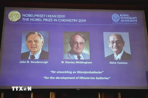 Các nhà khoa học (từ trái sang): John Goodenough, Stanley Whittingham và Akira Yoshino được xướng danh trong lễ công bố giải Nobel Hóa học 2019. (Ảnh: AFP/TTXVN)