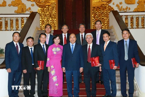 Thủ tướng Nguyễn Xuân Phúc với các Đại sứ, Trưởng cơ quan đại diện Việt Nam ở nước ngoài. (Ảnh: Doãn Tấn/TTXVN)