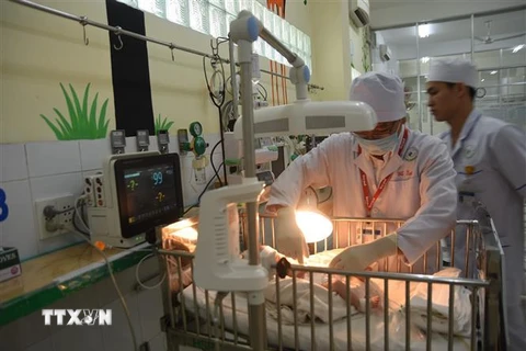 Chăm sóc bệnh nhi được điều trị tích cực tại Bệnh viện Nhi đồng Đồng Nai. (Ảnh: Lê Xuân/TTXVN)