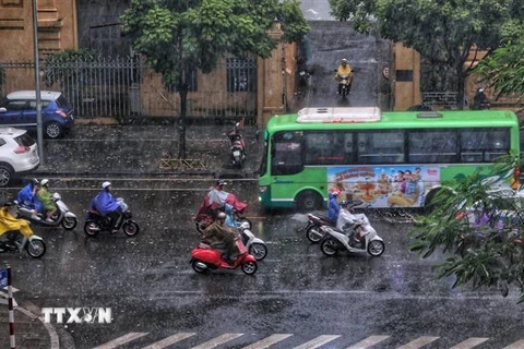 Mưa giông tại khu vực nội thành Hà Nội. Ảnh minh họa. (Ảnh: Thành Đạt/TTXVN)