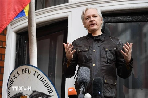 Nhà sáng lập WikiLeaks Julian Assange phát biểu với báo giới tại Đại sứ quán Ecuador ở London, Anh ngày 19/5/2017. (Ảnh: AFP/TTXVN)