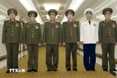 Tổng Cục trưởng Tổng cục Chính trị Quân đội Nhân dân Triều Tiên Kim Su-gil (thứ 3, trái) cùng các quan chức phái đoàn Triều Tiên chụp ảnh chung tại sân bay quốc tế Bình Nhưỡng, trước khi lên đường sang thăm Trung Quốc ngày 16/8. (Ảnh: Kyodo/TTXVN)