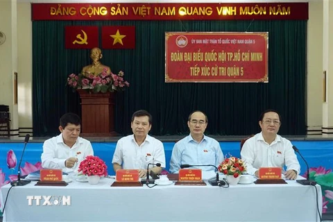 Đoàn đại biểu Quốc hội Thành phố Hồ Chí Minh tiếp xúc cử tri Quận 5. (Ảnh: Thu Hoài/TTXVN)