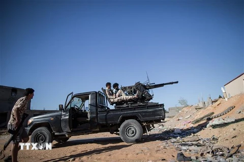 Lực lượng Chính phủ Đoàn kết Dân tộc Libya (GNA) trong cuộc đụng độ với lực lượng tự xưng Quân đội quốc gia Libya (LNA) tại Tripoli. (Ảnh: THX/TTXVN)