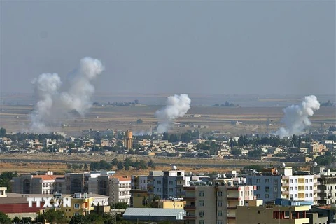 Khói bốc lên từ thành phố Ras al-Ain (Syria) sau cuộc tấn công của Thổ Nhĩ Kỳ nhằm vào lực lượng người Kurd, ngày 12/10. (Ảnh: THX/TTXVN)