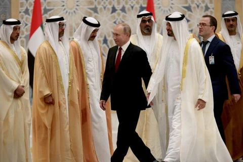 Thái tử Sheikh Mohammed bin Zayed Al-Nahyan đón Tổng thống Nga Vladmir Putin. (Nguồn: Reuters)