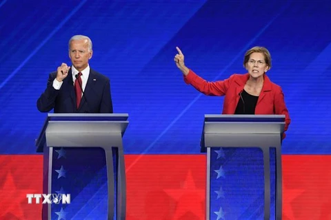 Cựu Phó Tổng thống Mỹ Joe Biden (trái) và thượng nghị sỹ bang Massachusetts Elizabeth Warren (phải) tại buổi tranh luận trực tiếp trên truyền hình lần thứ 3 ở Houston, bang Texas. (Ảnh: AFP/TTXVN)