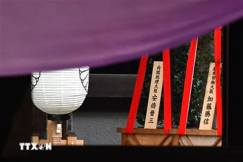 Đồ lễ do Thủ tướng Nhật Bản Shinzo Abe gửi tới đền Yasukuni ở thủ đô Tokyo ngày 17/10. (Ảnh: AFP/TTXVN)