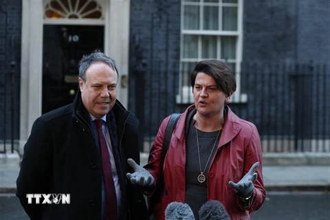 Chủ tịch DUP Arlene Foster (phải) và Phó Chủ tịch Nigel Dodds (trái) phát biểu với báo giới tại London. (Ảnh: AFP/TTXVN)