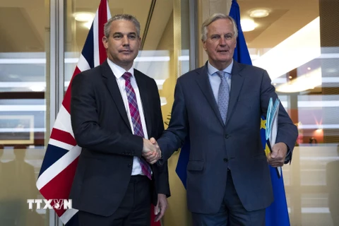 Trưởng đoàn đàm phán Brexit của EU Michel Barnier (phải) và Bộ trưởng Brexit của Anh Stephen Barclay tại vòng đàm phán ở Brussels, Bỉ. (Ảnh: AFP/TTXVN)