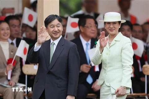 Nhật hoàng Naruhito (trái) và Hoàng hậu Masako (phải) tham gia một lễ hội ở Owariasahi, tỉnh Aichi. (Ảnh: AFP/TTXVN)