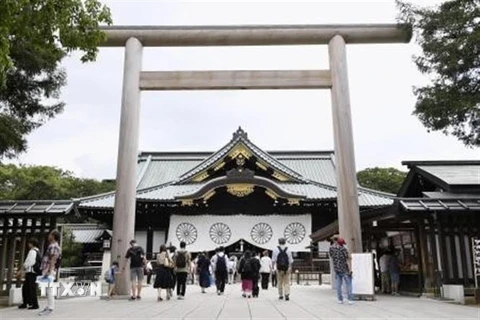 Người dân viếng đền Yasukuni ở thủ đô Tokyo, Nhật Bản. (Ảnh: Kyodo/TTXVN)