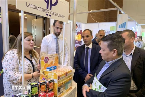 Đại sứ Phạm Quốc Trụ (phải) gặp gỡ, trao đổi với đại diện doanh nghiệp dược Algeria tại tại Hội chợ-triển lãm quốc tế ngành công nghiệp dược phẩm và hóa mỹ phẩm 2019. (Ảnh: Tấn Đạt/TTXVN)