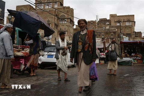 Người dân Yemen tại khu chợ ở Sanaa. (Ảnh: THX/TTXVN)
