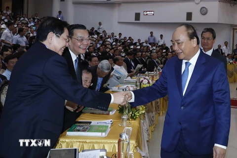 Thủ tướng Nguyễn Xuân Phúc dự Hội nghị toàn quốc tổng kết 10 năm Chương trình mục tiêu quốc gia xây dựng nông thôn mới. (Ảnh: Thống Nhất/TTXVN)