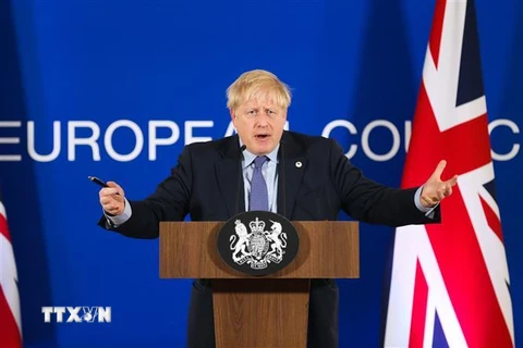 Thủ tướng Anh Boris Johnson phát biểu trong một cuộc họp báo tại Brussels, Bỉ. (Ảnh: THX/TTXVN)